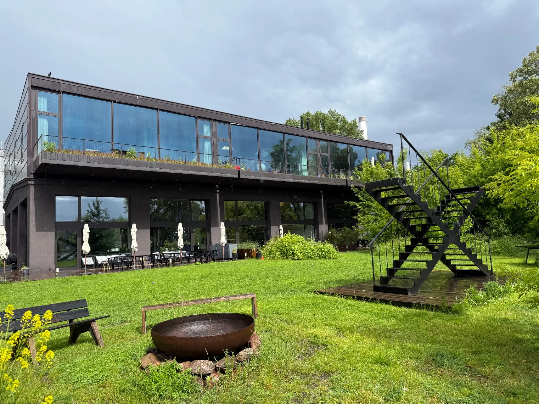 spreewalker Garten mit Terrasse, Feuerschale und Spreeblick
